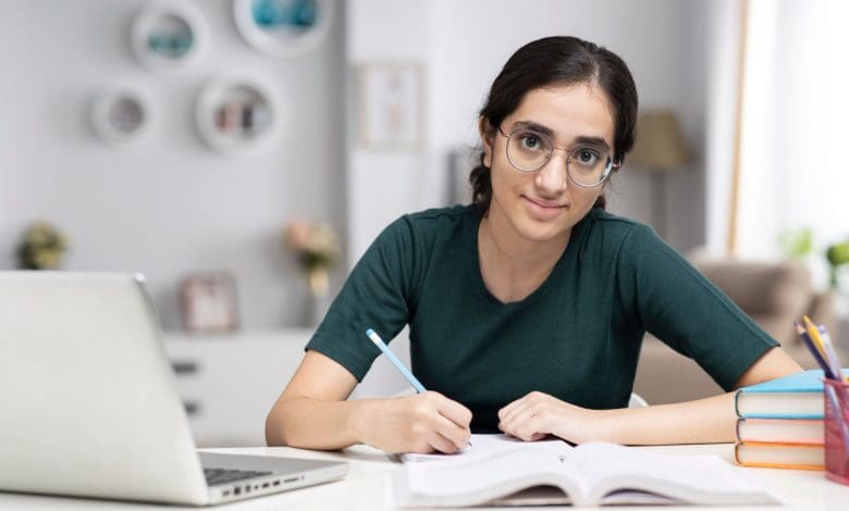 प्रतियोगी परीक्षाओं की तैयारी में डिजिटल टूल्स का बढ़ता महत्व