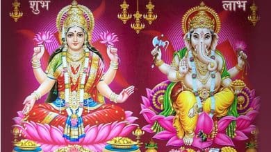 दीपावली पर दीप जलाते श्रद्धालु और लक्ष्मी पूजा का दृश्य