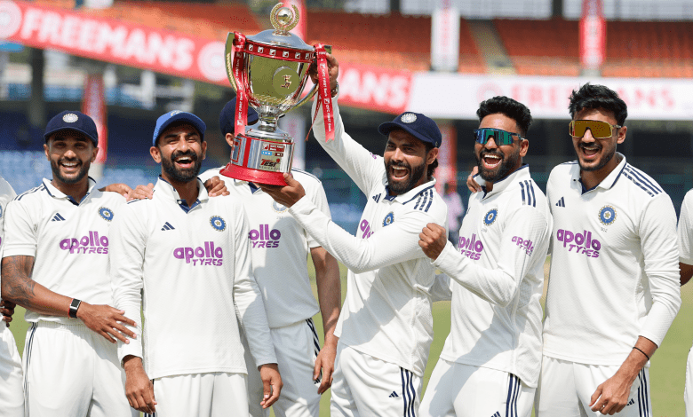 भारत बनाम वेस्टइंडीज टेस्ट मैच में जीत का जश्न मनाते खिलाड़ी