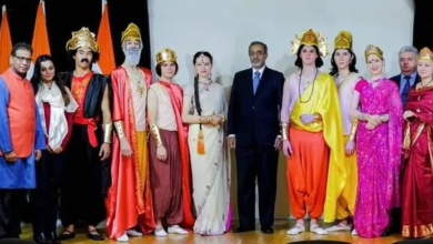 अंतरराष्ट्रीय रामलीला कलाकार अयोध्या में मंच पर प्रदर्शन करते हुए”