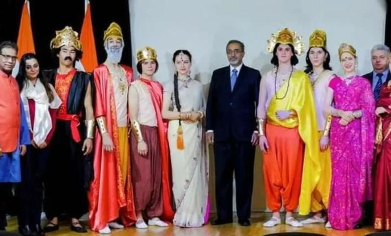 अंतरराष्ट्रीय रामलीला कलाकार अयोध्या में मंच पर प्रदर्शन करते हुए”