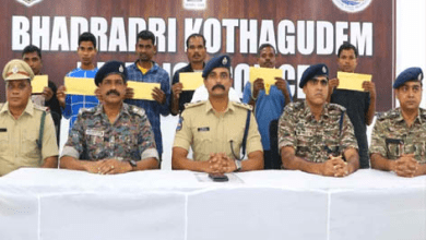 “भद्रद्री कोठागुडे पुलिस के समक्ष माओवादी आत्मसमर्पण करते हुए”