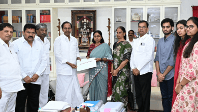 “मागंटी सुनीता और केसीआर साथ में चुनाव प्रचार सामग्री थामे हुए”