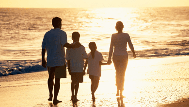 माता-पिता की सेवा करते हुए पुत्र का भावनात्मक चित्र