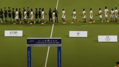 सुल्तान जोहोर कप में भारत और पाकिस्तान के जूनियर हॉकी खिलाड़ियों का हाथ मिलाते हुए दृश्य