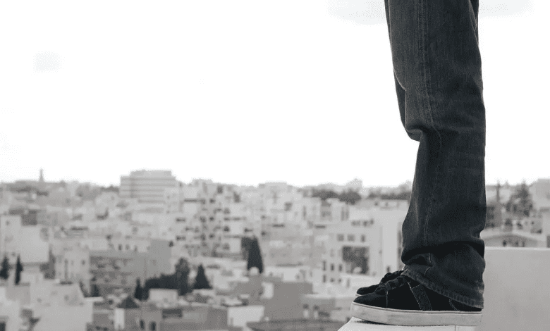 जिला अदालत की तीसरी मंजिल से कूदे बुजुर्ग व्यक्ति