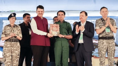 भूपति और अन्य नक्सली फडणवीस के सामने हथियार डालते हुए