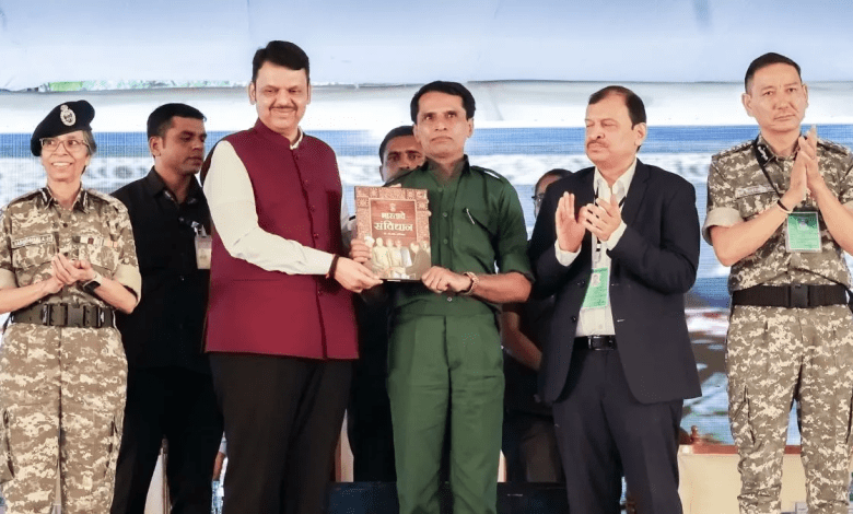 भूपति और अन्य नक्सली फडणवीस के सामने हथियार डालते हुए