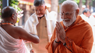 प्रधानमंत्री नरेंद्र मोदी स्रीशैलम् मंदिर में पूजा करते हुए