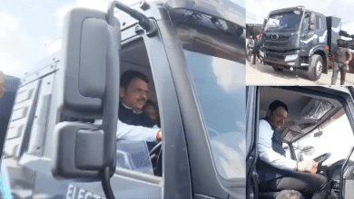 देवेंद्र फडणवीस पुणे में बैटरी स्वैपिंग ईवी ट्रक की टेस्ट ड्राइव करते हुए