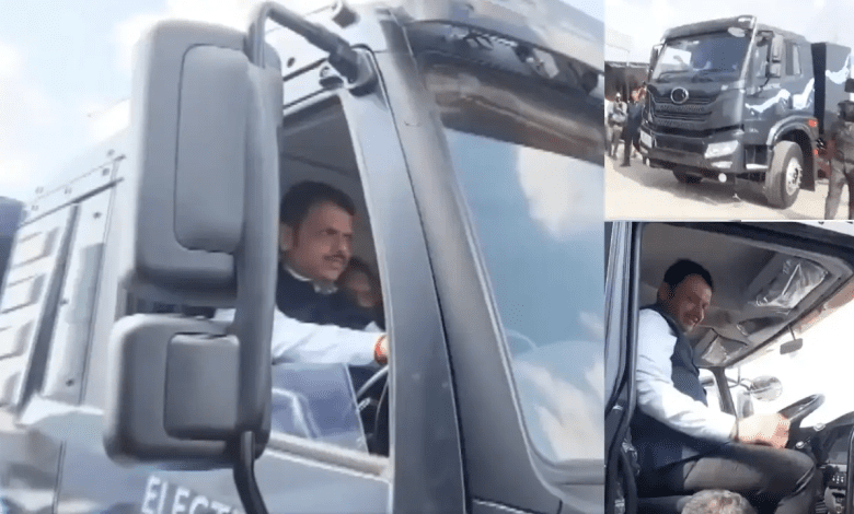 देवेंद्र फडणवीस पुणे में बैटरी स्वैपिंग ईवी ट्रक की टेस्ट ड्राइव करते हुए