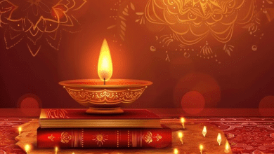 लाल कवर वाले बही खाते की खरीद और पूजन करते व्यापारी