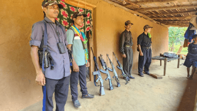 छत्तीसगढ़ में आत्मसमर्पण करते माओवादी और मौजूद पुलिस अधिकारी