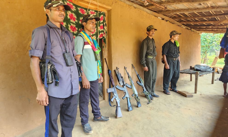 छत्तीसगढ़ में आत्मसमर्पण करते माओवादी और मौजूद पुलिस अधिकारी