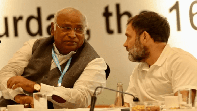 कांग्रेस नेता बिहार विधानसभा चुनाव उम्मीदवारों की सूची दिखाते हुए