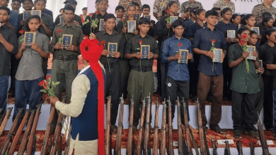 बस्तर में आत्मसमर्पण करते माओवादी, पुलिस अधिकारियों की मौजूदगी में