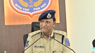 तेलंगाना पुलिस द्वारा चोरी का मोबाइल बरामद करते हुए अधिकारी