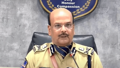 बंद के दौरान सड़कों पर तैनात पुलिस बल और शांति की अपील करते अधिकारी