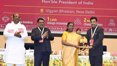 राष्ट्रपति द्वारा धमतरी जिले को पीएम जनमन आवास योजना का पुरस्कार देते हुए