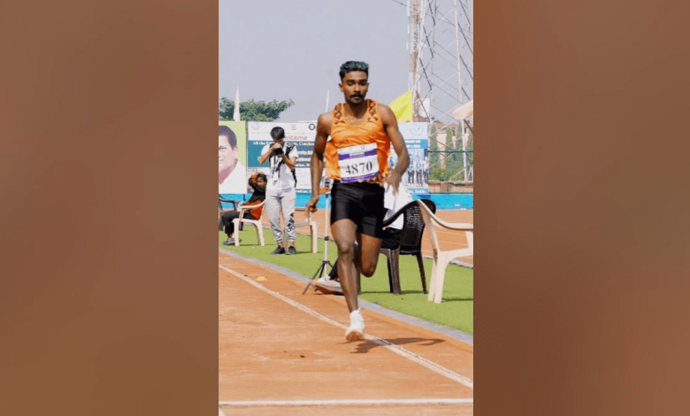 सीवी अनुराग इंडियन ओपन U-23 में लंबी कूद में छलांग लगाते हुए