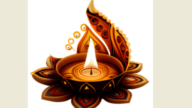 भगवान कुबेर की आरती के समय प्रसाद चढ़ाते भक्त