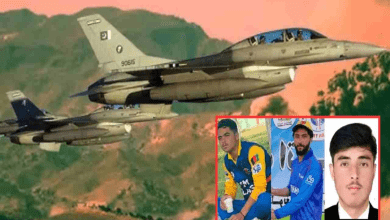 अफगान क्रिकेट टीम के दिवंगत खिलाड़ियों को श्रद्धांजलि देते लोग