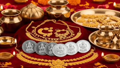 मोबाइल पर डिजिटल गोल्ड खरीदते हुए ग्राहक की तस्वीर