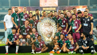 मोहन बागान फुटबॉल टीम ने IFA शील्ड 2023 जीतने के बाद जश्न मनाया, पेनल्टी शूटआउट में ईस्ट बंगाल को हराया।