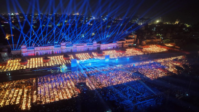 अयोध्या में दीपोत्सव 2025 के दौरान सरयू तट पर लाखों दीपों की रोशनी से जगमगाती रामनगरी, गिनीज रिकॉर्ड की घोषणा के साथ उत्सव का उल्लास।