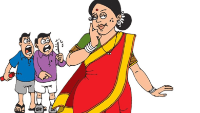 बच्चे सड़क पर पटाखे जलाते हुए, अचानक आंटी का मज़ेदार रिएक्शन