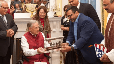 टेक्सास गवर्नर एबॉट दिवाली समारोह में दीप जलाते हुए