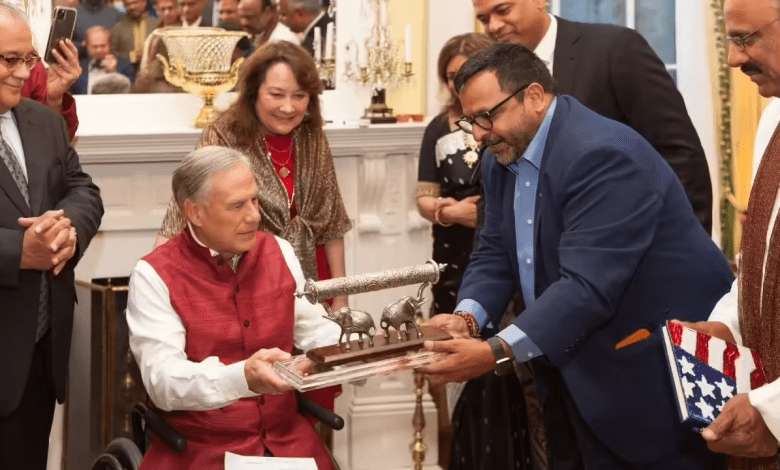 टेक्सास गवर्नर एबॉट दिवाली समारोह में दीप जलाते हुए