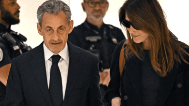 पूर्व फ्रांसीसी राष्ट्रपति निकोलस सारकोजी जेल जाते हुए