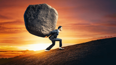 गुरु शिष्य को पानी का गिलास पकड़े हुए शिक्षा देते हुए