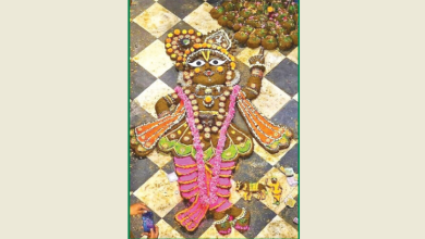 गोवर्धन पूजा करते हुए भक्त, गाय और गोबर से बना गोवर्धन