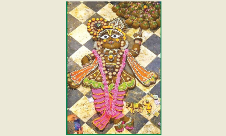 गोवर्धन पूजा करते हुए भक्त, गाय और गोबर से बना गोवर्धन