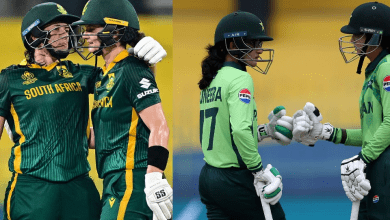 दक्षिण अफ्रीका महिला टीम की खिलाड़ी गोल्ड ट्रॉफी उठाते हुए, बैकग्राउंड में क्रिकेट पिच