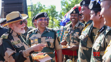 सियाचिन और आईएनएस विक्रांत पर सेना अधिकारियों ने जवानों के साथ दिवाली मनाई