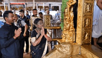 राष्ट्रपति मुर्मू सबरीमाला मंदिर में पूजा-अर्चना करती हुई