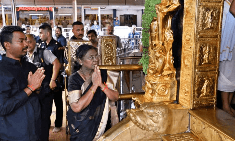 राष्ट्रपति मुर्मू सबरीमाला मंदिर में पूजा-अर्चना करती हुई