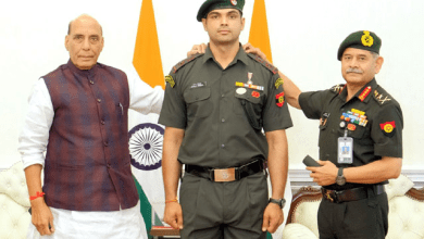 रक्षा मंत्री राजनाथ सिंह नीरज चोपड़ा को लेफ्टिनेंट कर्नल की उपाधि देते हुए