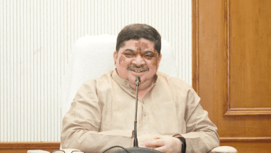 तेलंगाना के परिवहन मंत्री पोन्नम प्रभाकर परिवहन चौकियां बंद करने के आदेश जारी करते हुए