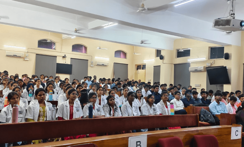 गांधी मेडिकल कॉलेज में रैगिंग के खिलाफ जागरूकता कार्यक्रम