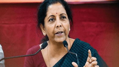 वित्त मंत्री निर्मला सीतारमण जीएसटी अधिकारियों से बात करते हुए