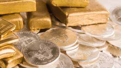 सोने और चांदी की बाज़ार में गिरती कीमतें, वायदा कारोबार अपडेट।