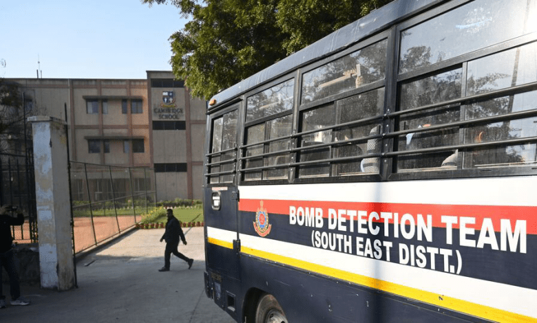 दिल्ली स्कूल बम धमकी, फर्जी ईमेल, जांच में कोई वस्तु नहीं मिली