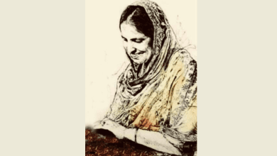 बेटा अपनी मां को बर्तन धोते समय दस्ताने देते हुए