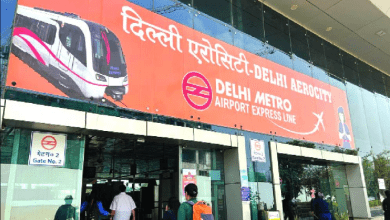 एरोसिटी स्टेशन से गुजरती नमो भारत ट्रेन का दृश्य