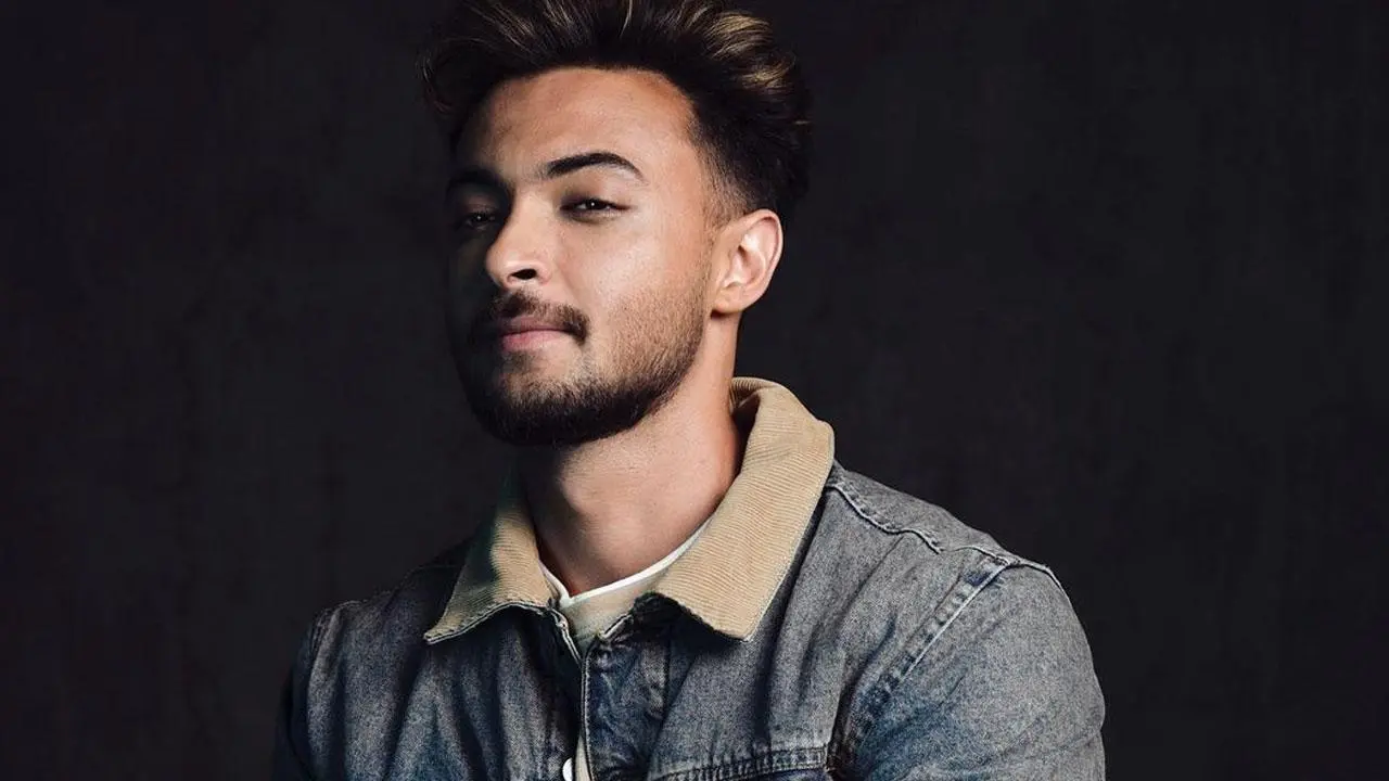 आयुष शर्मा नई फिल्म के पोस्टर के साथ जन्मदिन पर घोषणा करते हुए