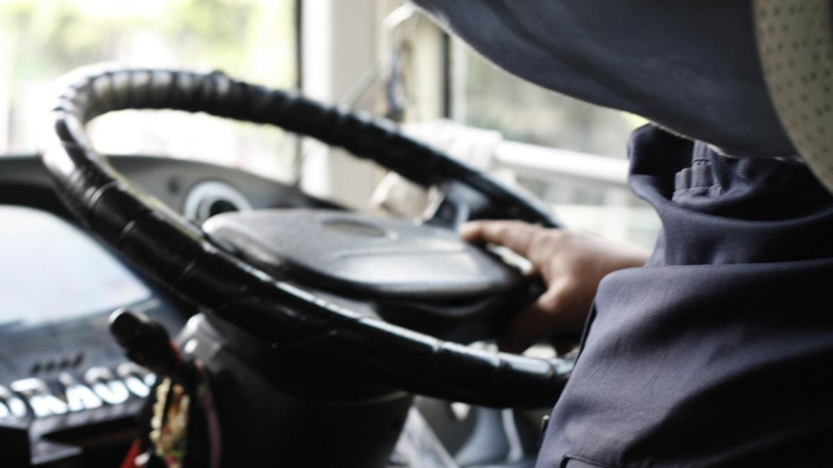 ठाणे में स्कूल बस चालक ने छात्र के माता-पिता को धमकाया